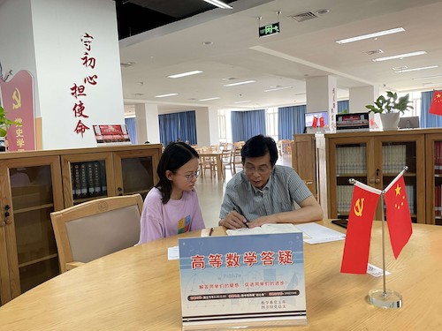 副院长韩丹夫为学生答疑