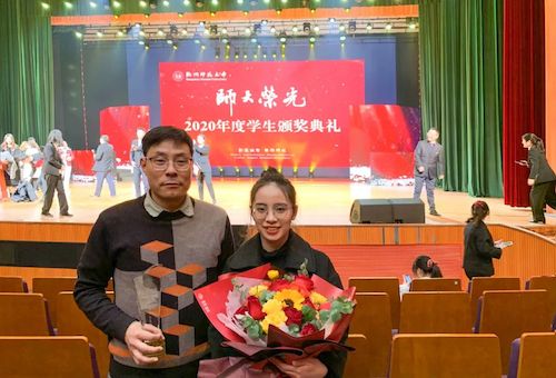 05四虎
优秀研究生指导教师颁奖典礼上宋永利和研究生合影